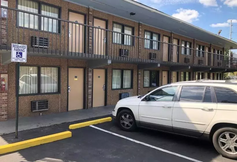 فندق على الطريق Inn Between The Hedges