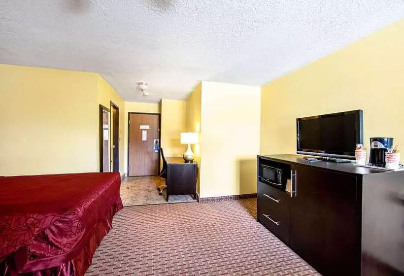 Мотель Rodeway Inn & Suites