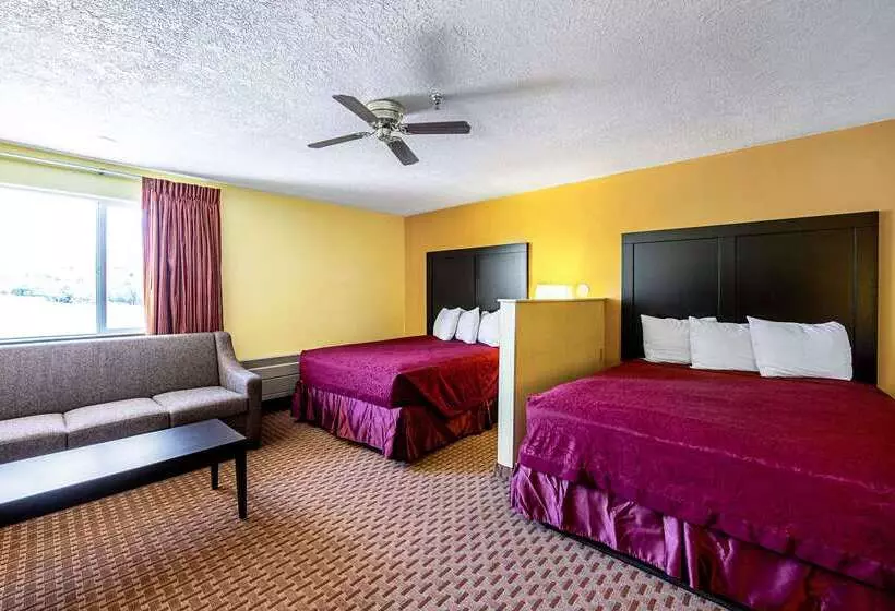 Мотель Rodeway Inn & Suites