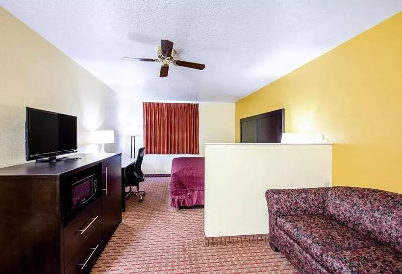 Мотель Rodeway Inn & Suites