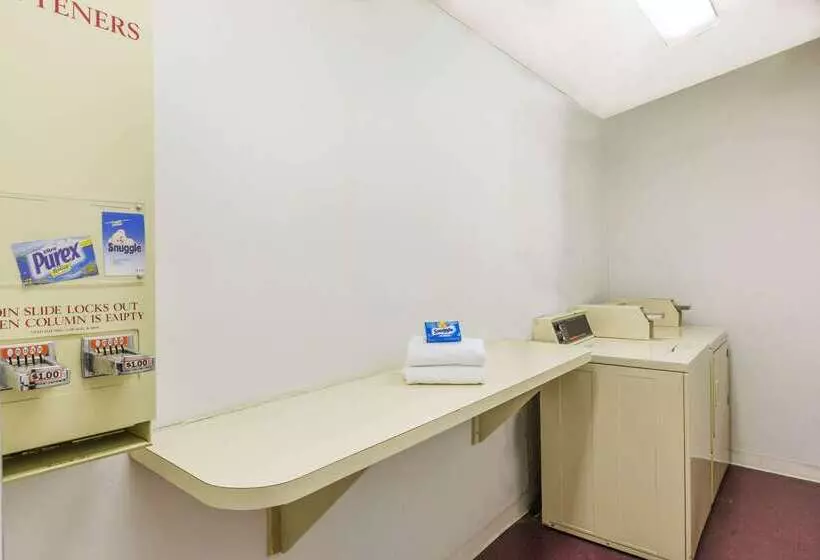 汽车旅馆 Super 8 By Wyndham Stroudsburg