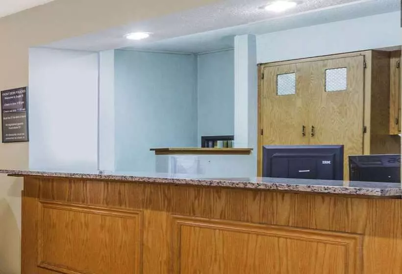 汽车旅馆 Super 8 By Wyndham Stroudsburg