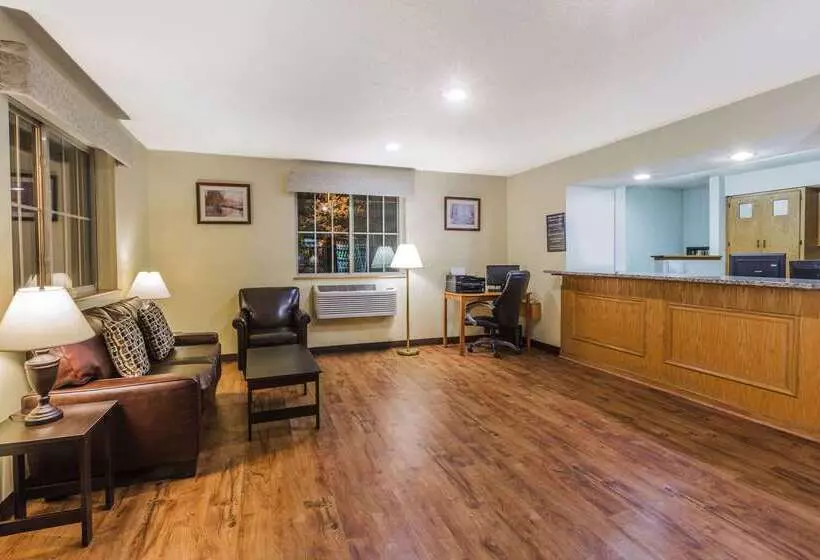 汽车旅馆 Super 8 By Wyndham Stroudsburg