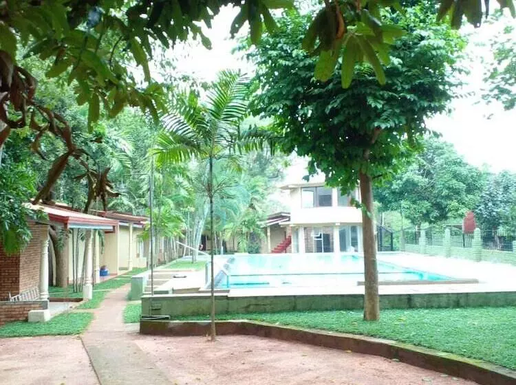 Hotelli Lavendish Country Resort