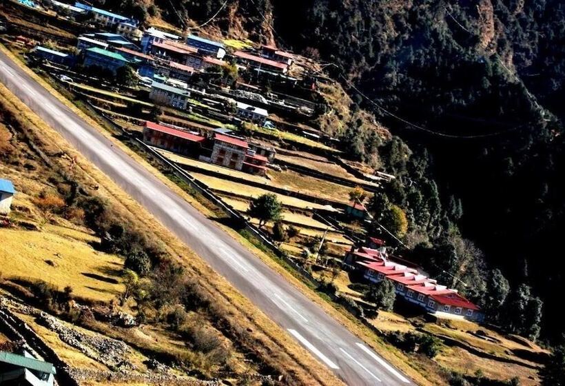 בית מלון כפרי Lukla Airport Resort, Lukla