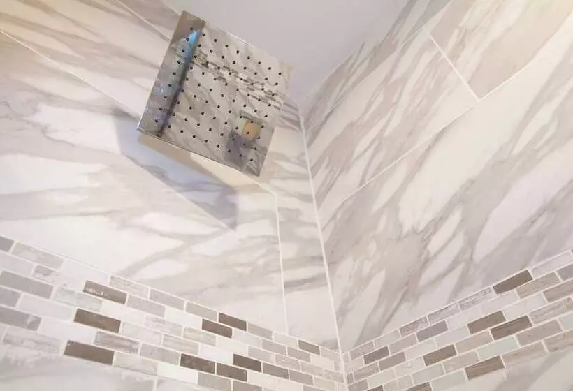 Lux Condo Near Boston   3 King Beds 2 Bath Parking