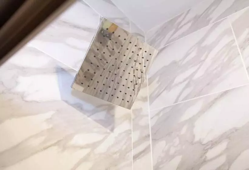 Lux Condo Near Boston   3 King Beds 2 Bath Parking