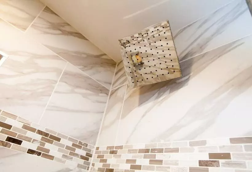 Lux Condo Near Boston   3 King Beds 2 Bath Parking