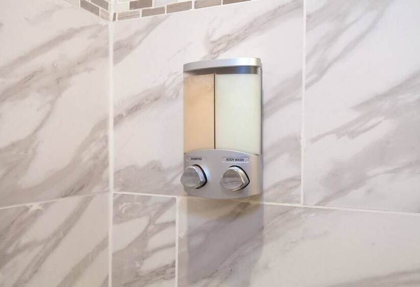 Lux Condo Near Boston   3 King Beds 2 Bath Parking