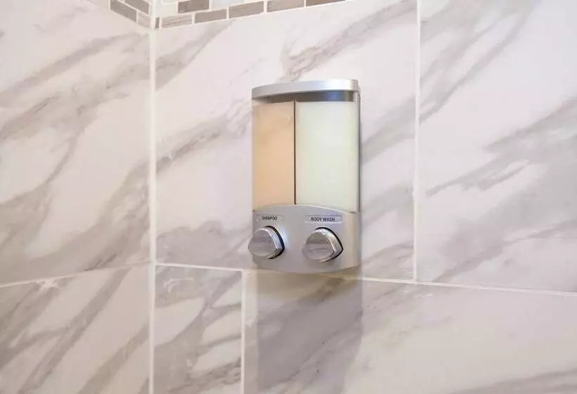 Lux Condo Near Boston   3 King Beds 2 Bath Parking