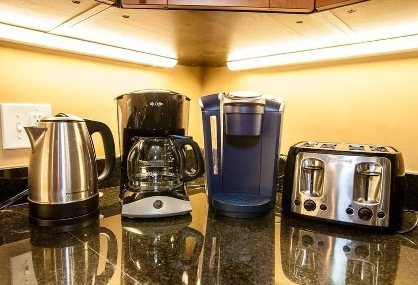 Lux Condo Near Boston   3 King Beds 2 Bath Parking