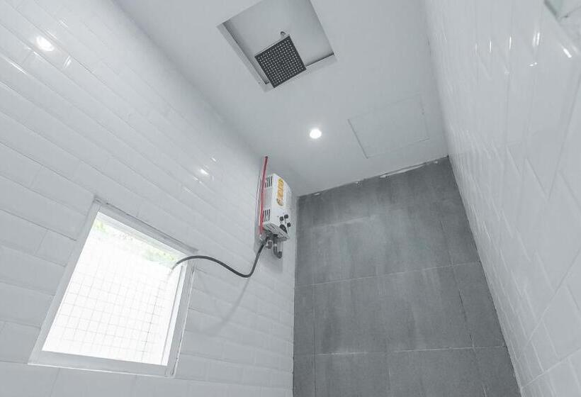 Pensió Reddoorz Resort Syariah Near D Castello Ciater Subang