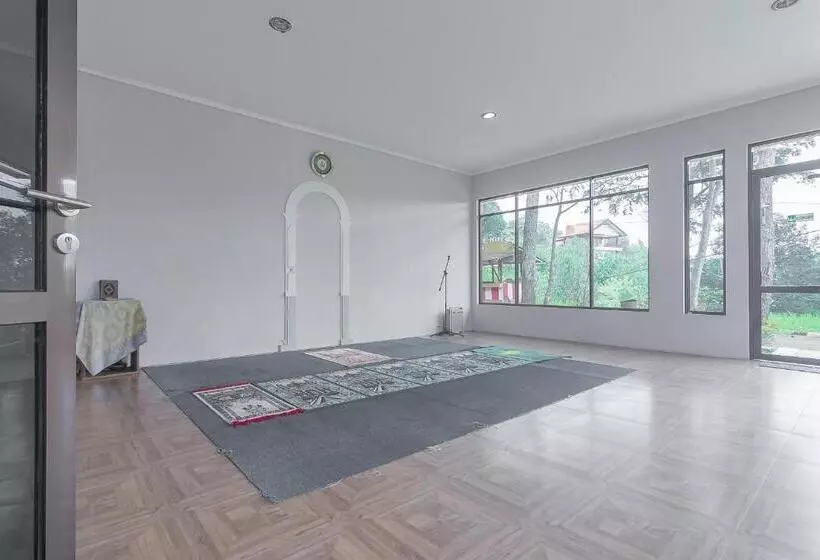 Majatalo Reddoorz Resort Syariah Near D Castello Ciater Subang