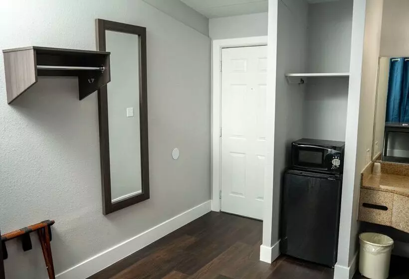 Отель Econo Lodge