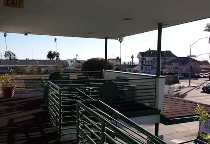 Hotelli Travelers Beach Inn