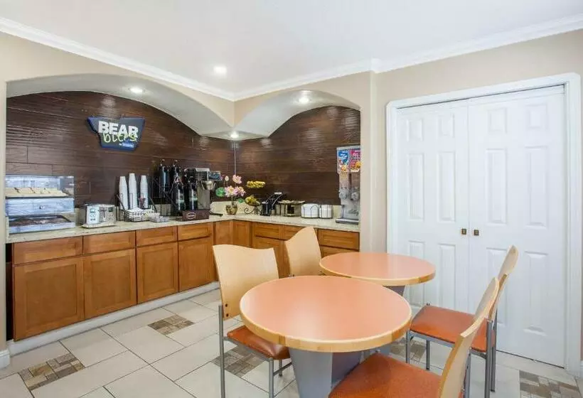 酒店 Travelodge By Wyndham Fresno Yosemite Area