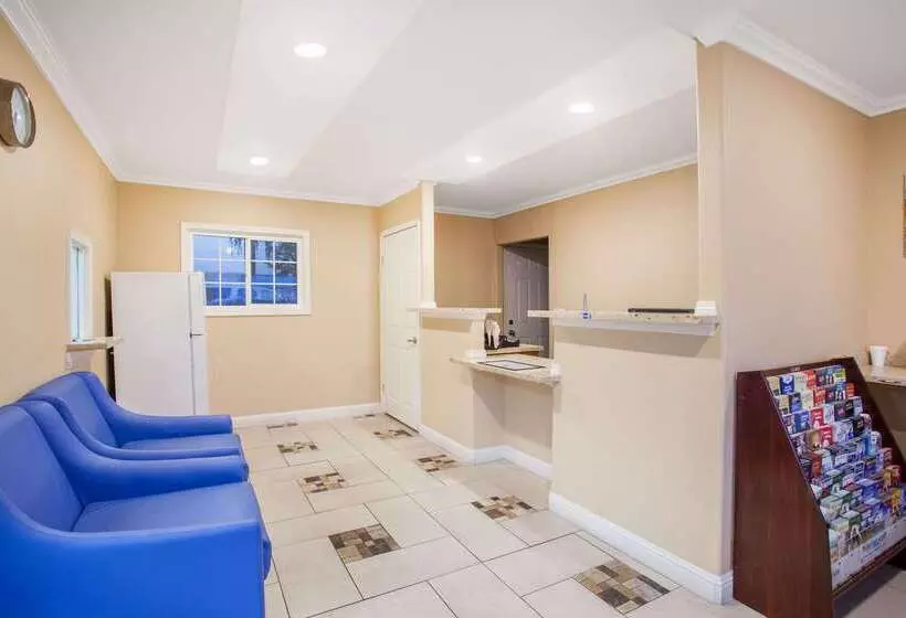 酒店 Travelodge By Wyndham Fresno Yosemite Area