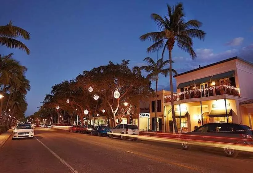 هتل The Capri Inn