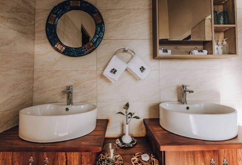 هتل Gorilla Heights Lodge