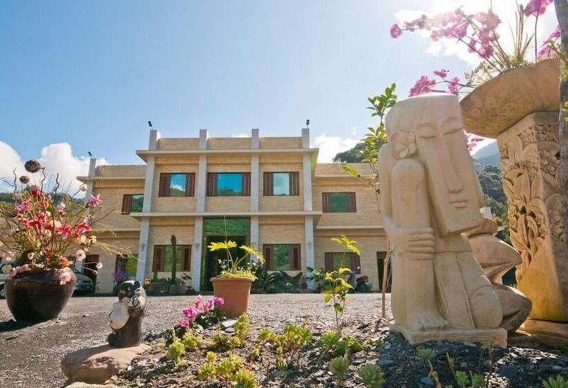 تختخواب و صبحانه Chun Yang Chiefvilla