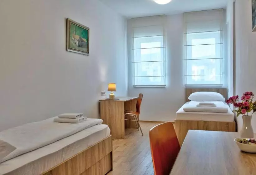 تختخواب و صبحانه Dompes