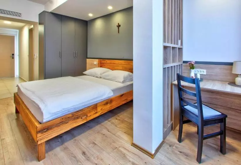 تختخواب و صبحانه Dompes