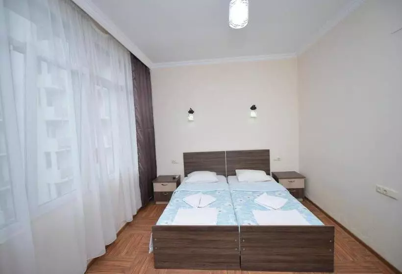 هتل Nine Brothers