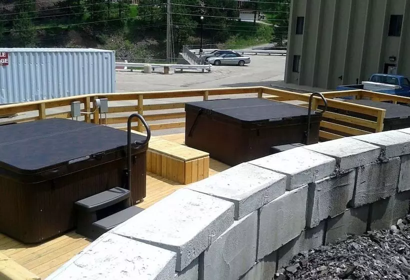 호텔 Blackstone Lodge And Suites