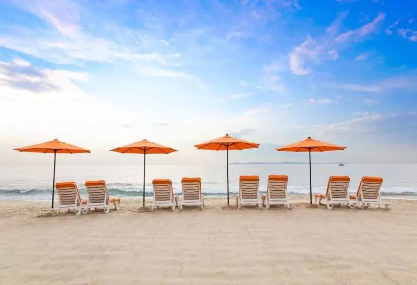 Отель Pacific Edge