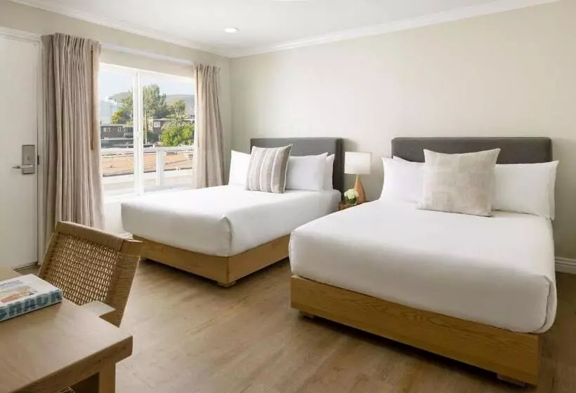 Отель Pacific Edge