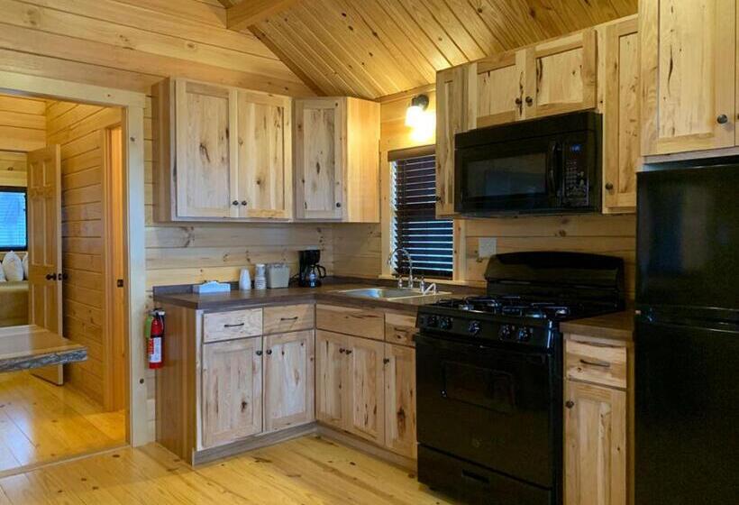 هتل Waterfront Inn Mackinaw City