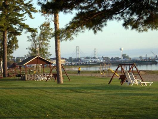 هتل Waterfront Inn Mackinaw City