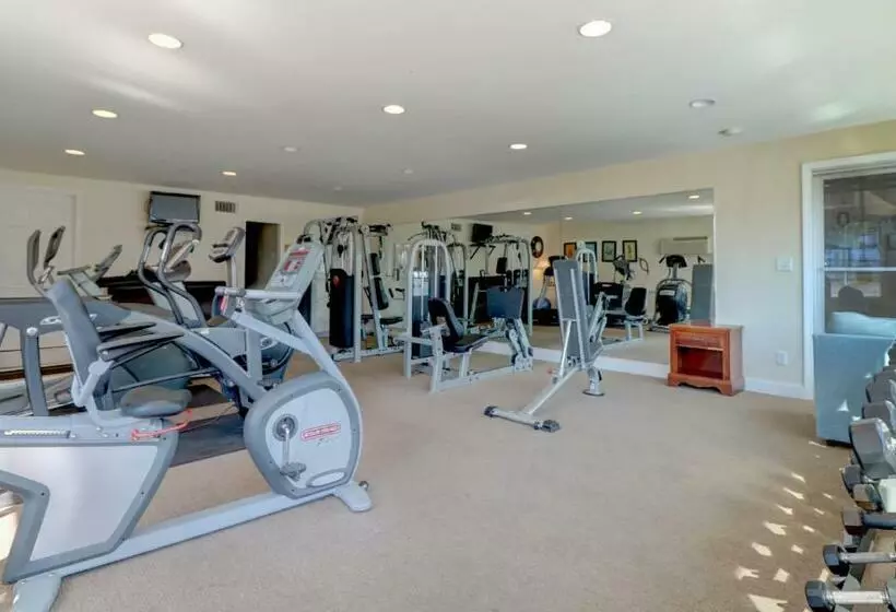 בית מלון כפרי Waves Oceanfront Resort