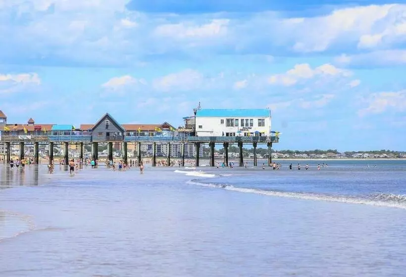 בית מלון כפרי Waves Oceanfront Resort