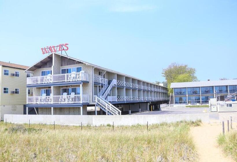 Hotel Waves Oceanfront Resort