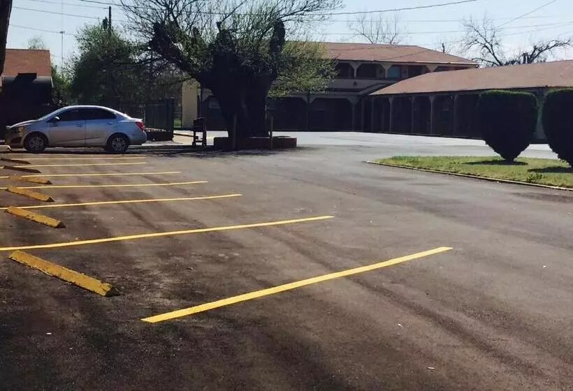 モーテル Budget Host Inn