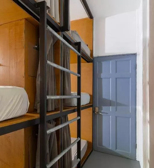 Akih Pods Hostel