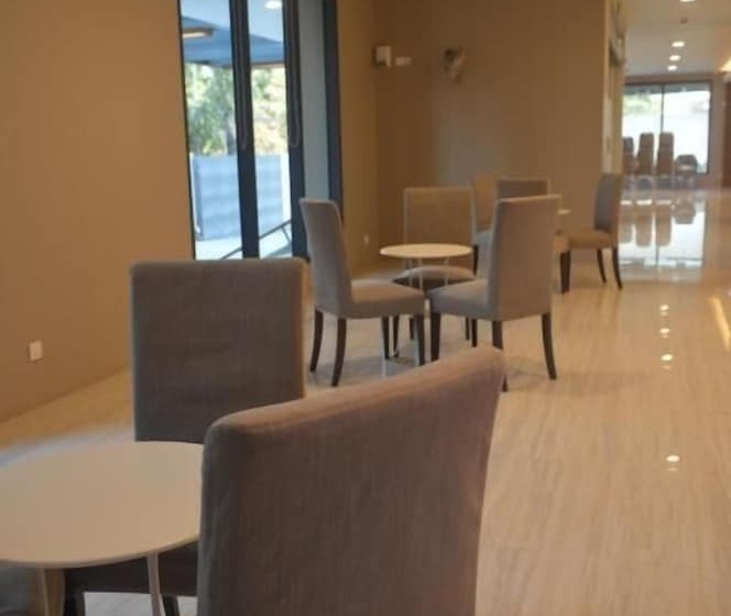 هتل Airport Avenue