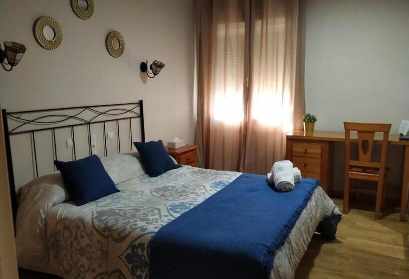 Hotel Hostal Los Escudos