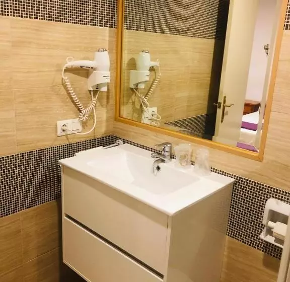 Hotel Hostal Los Escudos