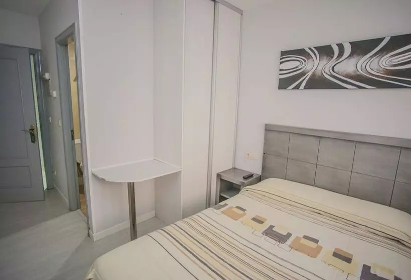 هتل Hostal Santa Barbara