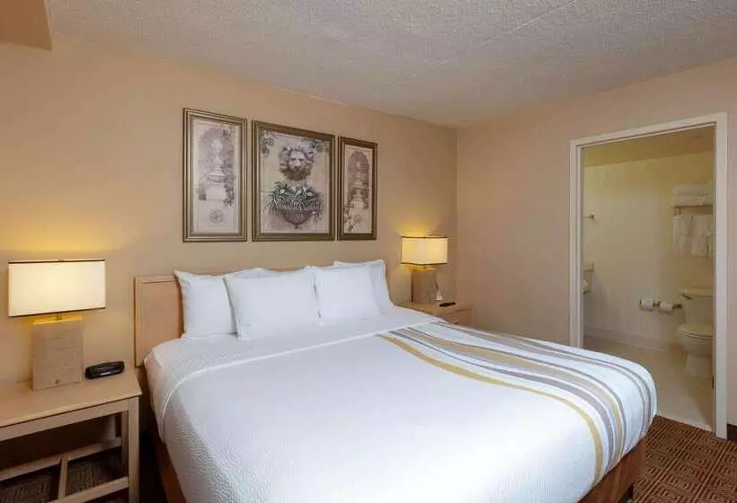 هتل La Quinta By Wyndham Garden City