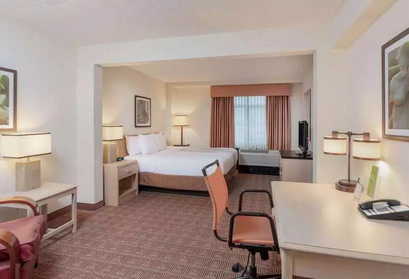 هتل La Quinta By Wyndham Garden City