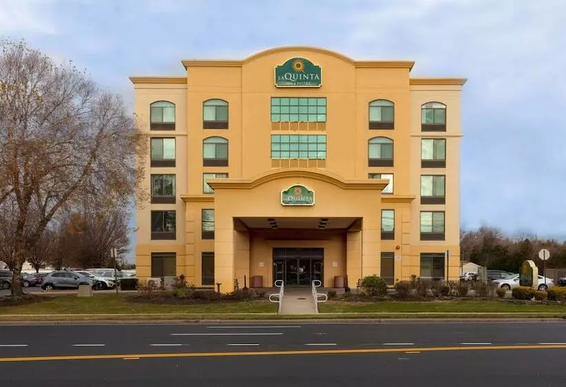 هتل La Quinta By Wyndham Garden City