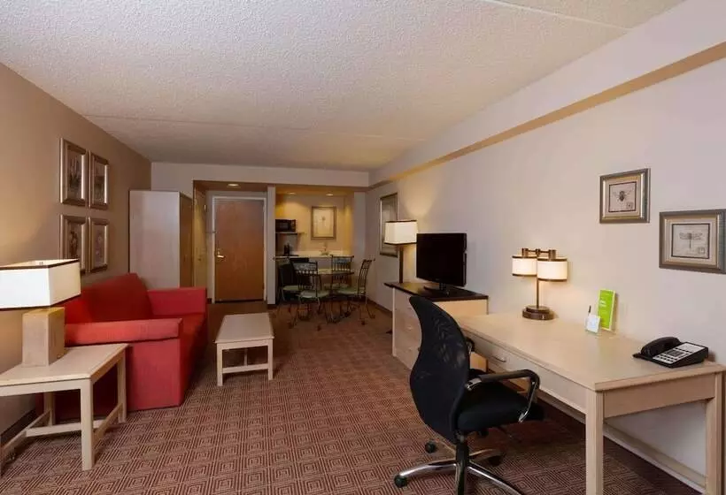 هتل La Quinta By Wyndham Garden City