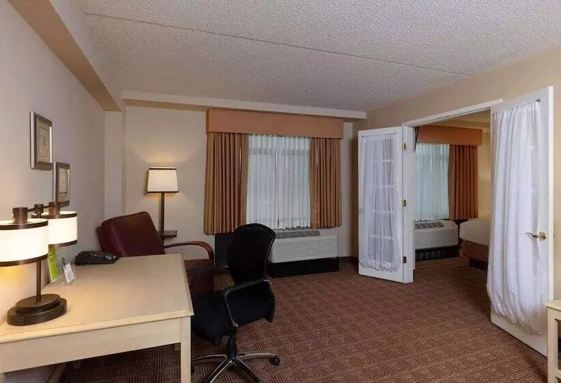 هتل La Quinta By Wyndham Garden City