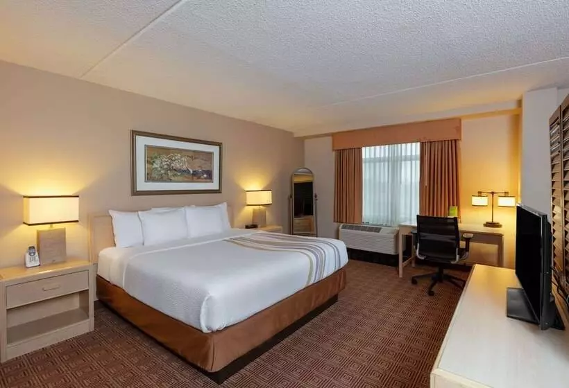 هتل La Quinta By Wyndham Garden City