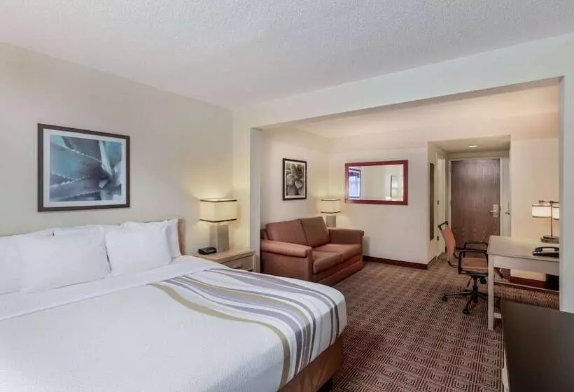 هتل La Quinta By Wyndham Garden City