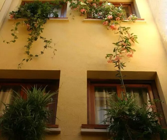 هتل Almunia De San Miguel