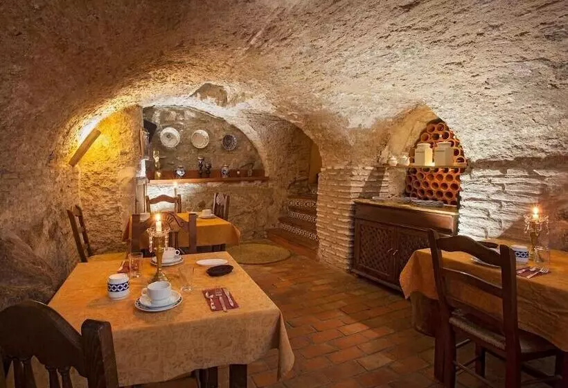 هتل Almunia De San Miguel